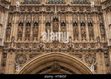 Une vue rapprochée des détails au-dessus de l'entrée principale de la Tour Victoria sur Westminster Palace, Londres, Angleterre, Royaume-Uni. Banque D'Images