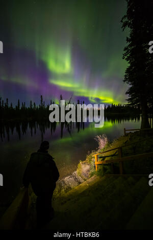 Un homme observe les aurores boréales de la Clearwater River State Recreation Site à Delta Junction, Alaska, United States Banque D'Images