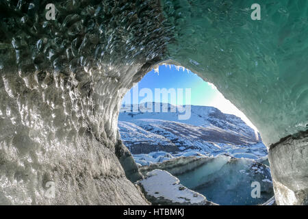 Trou naturel de glace de fusion dans la langue Svinafellsjokulsvegur du Glacier Vatnajökull en Islande en hiver avec ciel bleu Banque D'Images