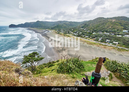 Avis de Piha beach en Nouvelle-Zélande depuis les pistes du Lion's rock Banque D'Images