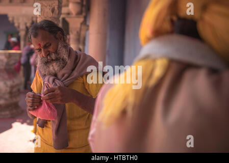 Une partie de l'Holi célébration à Nandgaon, Uttar Pradesh, Inde. Un baba ji est couverte dans la festivité et couleur Banque D'Images