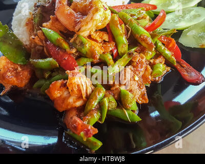 La nourriture thaï délicieux style:ajouter des crevettes frites épicées de lentilles au curry de légumes et fines herbes Banque D'Images