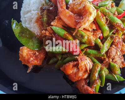 La nourriture thaï délicieux style:ajouter des crevettes frites épicées de lentilles au curry de légumes et fines herbes Banque D'Images