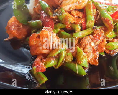 La nourriture thaï délicieux style:ajouter des crevettes frites épicées de lentilles au curry de légumes et fines herbes Banque D'Images