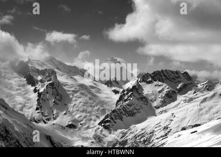 Le noir et blanc vue sur les montagnes d'hiver dans la neige. Montagnes du Caucase, région Chelyabinsk. Mont Sulahat. Banque D'Images