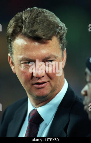 LOUIS VAN GAAL ENTRAÎNEUR-CHEF FC BARCELONE 07 Novembre 1999 Banque D'Images