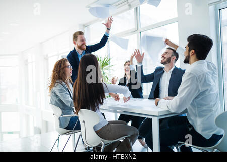 Des collègues de célébrer le succès atteint les objectifs de l'entreprise Banque D'Images