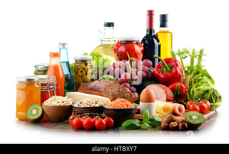 La composition avec variété de produits alimentaires biologiques isolated on white Banque D'Images