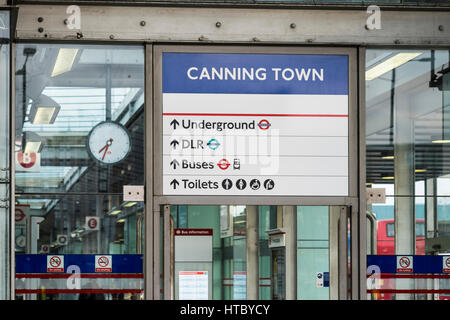 Canning Town Bus Station & Interchange Hub, Canning Town, Londres, Angleterre, Royaume-Uni Banque D'Images