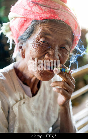 Myanmar (ex-Birmanie). Lac Inle. Femme fumant le cigare birman le cheroot Banque D'Images