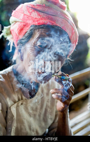 Myanmar (ex-Birmanie). Lac Inle. Femme fumant le cigare birman le cheroot Banque D'Images