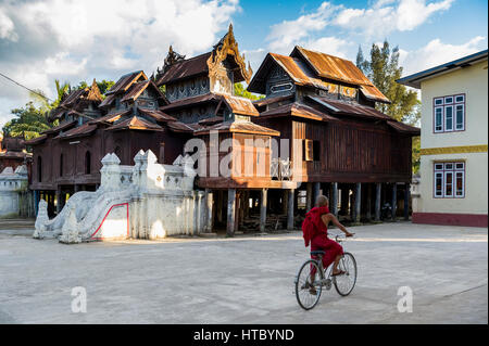 Myanmar (ex-Birmanie). Nyaung Shwe. L'état Shan. Le monastère Shwe Yan Pyay (ou "Le palais des miroirs") conçu dans le bois en 1907 près du lac Inle Banque D'Images