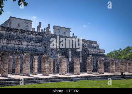 Les colonnes sculptées dans les ruines mayas de Temple des Guerriers de Chichen Itza - Yucatan, Mexique Banque D'Images