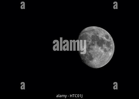 La lune, dans une phase gibbeuse dans la nuit noire. fond des cratères détaillées. l'image est isolée. Banque D'Images