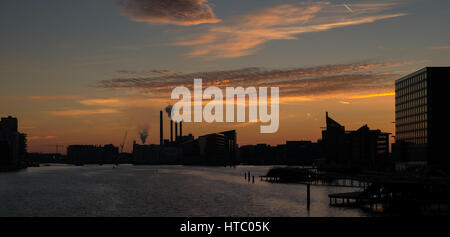 Incroyable coucher du soleil sur le port de Copenhague près de Fisketorvet Banque D'Images