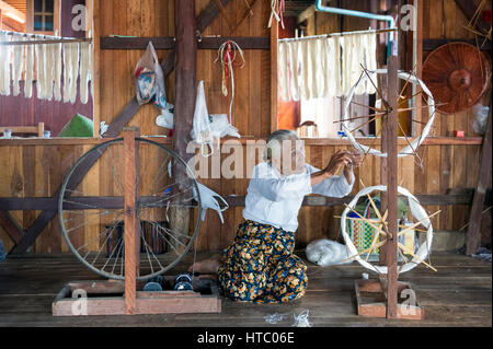 Myanmar (ex-Birmanie). Lac Inle. L'état Shan. Le tissage du tissu en soie lotus des tiges de la plante de lotus est une industrie locale Banque D'Images