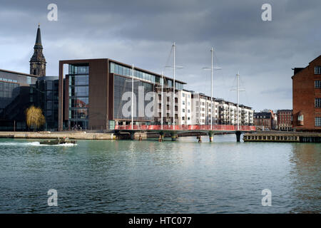 Olafur Eliasson's Circle pont pour cyclistes et piétons à côté de Henning Larsen's Siège Nordea, Copenhague, Danemark Banque D'Images