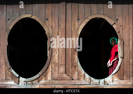 Myanmar (ex-Birmanie). Nyaung Shwe. L'état Shan. Le monastère Shwe Yan Pyay (ou "Le palais des miroirs") conçu dans le bois en 1907 près de Lac Inle. Banque D'Images