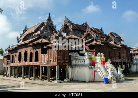 Myanmar. Nyaung Shwe. Etat Shan. Le monastère de Shwe Yan Pyay (ou « le palais des miroirs ») conçu en bois en 1907. École monastique Banque D'Images