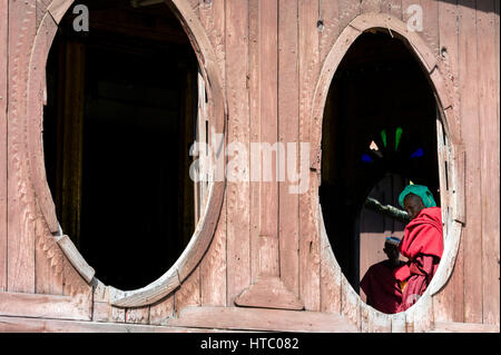 Myanmar (ex-Birmanie). Nyaung Shwe. L'état Shan. Le monastère Shwe Yan Pyay (ou "Le palais des miroirs") conçu dans le bois en 1907 près de Lac Inle. Banque D'Images