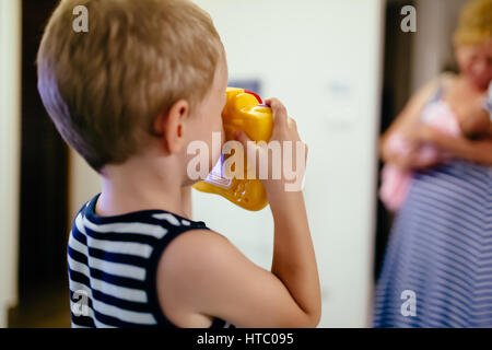 Cute boy veut devenir photographe Banque D'Images