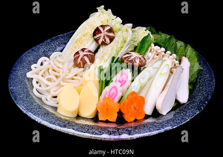 Shabu japonais jeu légumes mélanger avec le tofu et les nouilles photo en studio d'éclairage. Banque D'Images