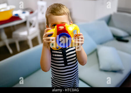 Cute boy veut devenir photographe Banque D'Images