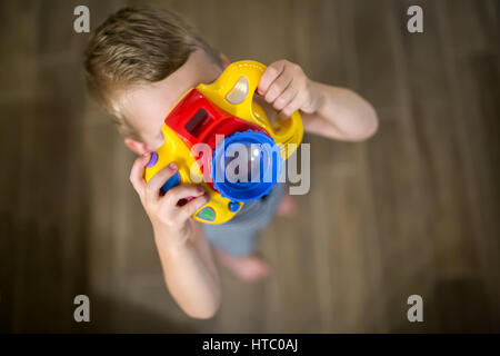 Cute boy veut devenir photographe Banque D'Images