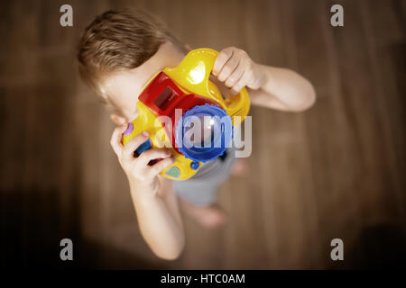 Cute boy veut devenir photographe Banque D'Images