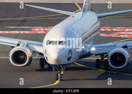 DUSSELDORF, ALLEMAGNE - DEC 16, 2016 : Eurowings SunExpress Boeing 737 au sol après l'atterrissage à l'aéroport de Düsseldorf Banque D'Images