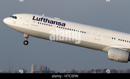 DUSSELDORF, ALLEMAGNE - DEC 16, 2016 : Lufthansa Airbus A324 avion qui décollait de l'aéroport de Düsseldorf. Banque D'Images