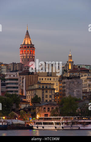 La tour de Galata (Galata Kulesi) et Istanbul Skyline at Dusk de lumières sur les bâtiments, Turquie Banque D'Images