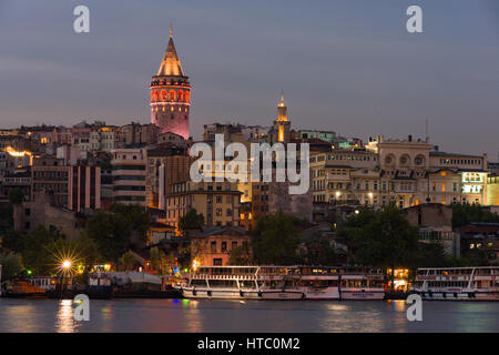 La tour de Galata (Galata Kulesi) et Istanbul Skyline at Dusk de lumières sur les bâtiments, Turquie Banque D'Images