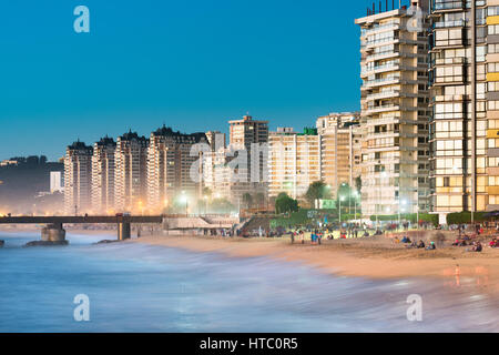 Viña del Mar, Région de Valparaiso V, Chili - Acapulco beach, la plage principale à Viña del Mar, rassemble un grand nombre de personnes même en hiver Banque D'Images