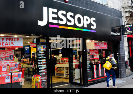 Une femme marche dernières Jessops store, Oxford Street, Londres. Banque D'Images