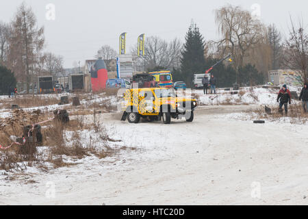 À plusieurs reprises, organisé des courses de l'épave à Varsovie, Pologne. Les concurrents utilisent presque cassée et dévasté de wagons pour la course. Banque D'Images