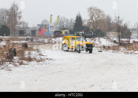 À plusieurs reprises, organisé des courses de l'épave à Varsovie, Pologne. Les concurrents utilisent presque cassée et dévasté de wagons pour la course. Banque D'Images