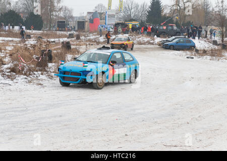 À plusieurs reprises, organisé des courses de l'épave à Varsovie, Pologne. Les concurrents utilisent presque cassée et dévasté de wagons pour la course. Banque D'Images