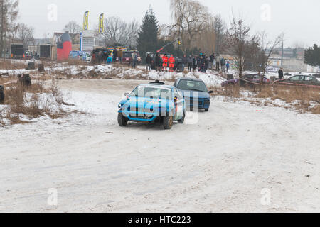 À plusieurs reprises, organisé des courses de l'épave à Varsovie, Pologne. Les concurrents utilisent presque cassée et dévasté de wagons pour la course. Banque D'Images