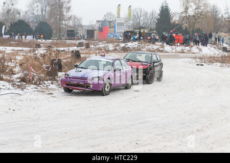 À plusieurs reprises, organisé des courses de l'épave à Varsovie, Pologne. Les concurrents utilisent presque cassée et dévasté de wagons pour la course. Banque D'Images