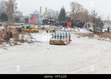 À plusieurs reprises, organisé des courses de l'épave à Varsovie, Pologne. Les concurrents utilisent presque cassée et dévasté de wagons pour la course. Banque D'Images