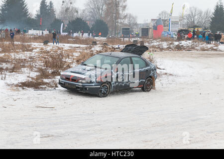 À plusieurs reprises, organisé des courses de l'épave à Varsovie, Pologne. Les concurrents utilisent presque cassée et dévasté de wagons pour la course. Banque D'Images