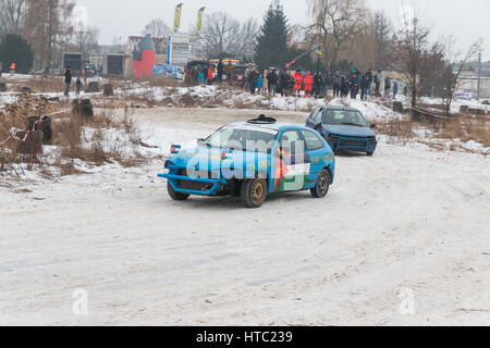 À plusieurs reprises, organisé des courses de l'épave à Varsovie, Pologne. Les concurrents utilisent presque cassée et dévasté de wagons pour la course. Banque D'Images