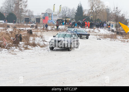 À plusieurs reprises, organisé des courses de l'épave à Varsovie, Pologne. Les concurrents utilisent presque cassée et dévasté de wagons pour la course. Banque D'Images