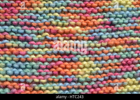 La texture de laine à tricoter en vert, bleu, jaune, rouge, rose et orange Banque D'Images