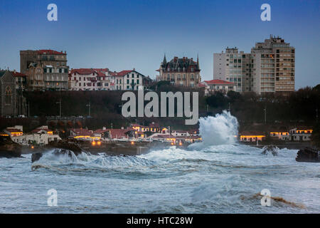 La ville de Biarritz par un jour de tempête ( Pyrénées Atlantiques - France). Ville de Biarritz un jour de tempête (Pyrénées-Atlantiques - Aquitaine - France). Banque D'Images