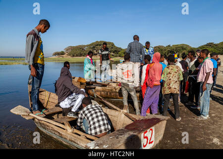 Les pêcheurs locaux vendent leur prise de leurs bateaux au marché aux poissons, sur les rives du lac Awassa, Ethiopie Banque D'Images