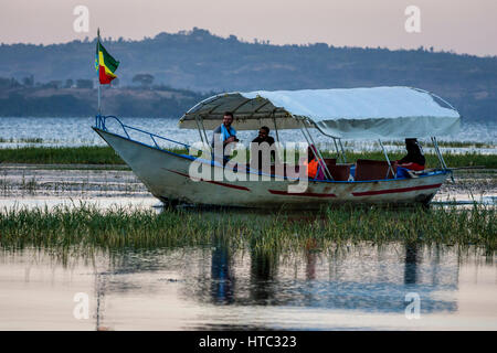 Les gens de filmer et photographier le lac à partir d'un bateau à l'aube, le lac Awassa, Ethiopie Banque D'Images