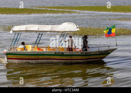 Les touristes de l'Éthiopie sur un bateau d'observation des hippopotames du lac Awassa, Voyage, Ethiopie Banque D'Images