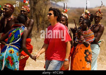 Les guerriers Samburu danse avec les touristes dans un près de manyatta Archers Post, Samburu National Park, Kenya Banque D'Images